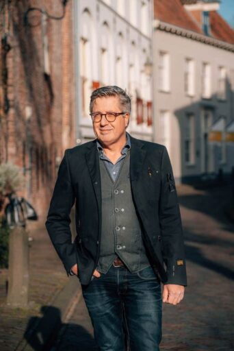 BB Capital - Private-markets-investeerder-loopt-door-amersfoort-683x1024